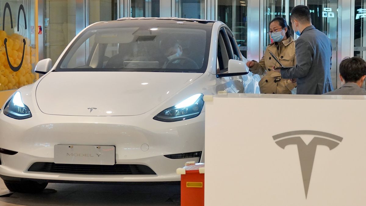 Tržní hodnota výrobce elektromobilů Tesla překročila bilion dolarů